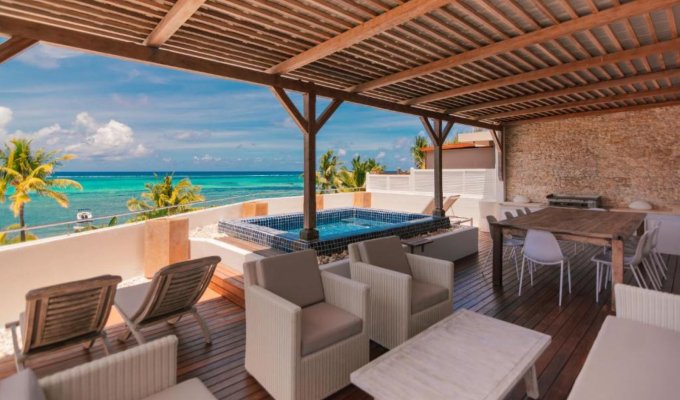Location Villa Ile Maurice Pieds dans l'eau plage de Roches Noires Cote Est - Piscine Jacuzzi Cuisinière