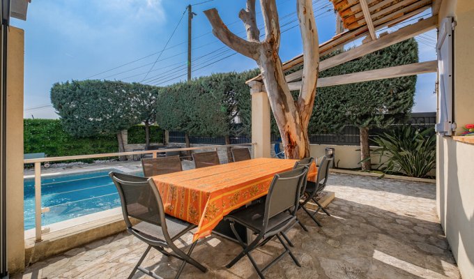 Cote d Azur location villa Saint Laurent du Var avec piscine privée 