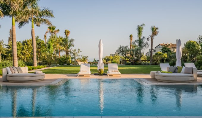 Piscine et espace relaxation