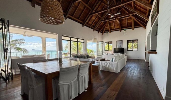 Location Villa Ile Maurice Pieds dans l'eau Pointe aux Canonniers plage et piscine privée