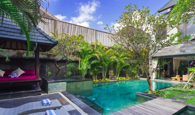 Location villa Bali Seminyak piscine privée au bord de la mer personnel inclus